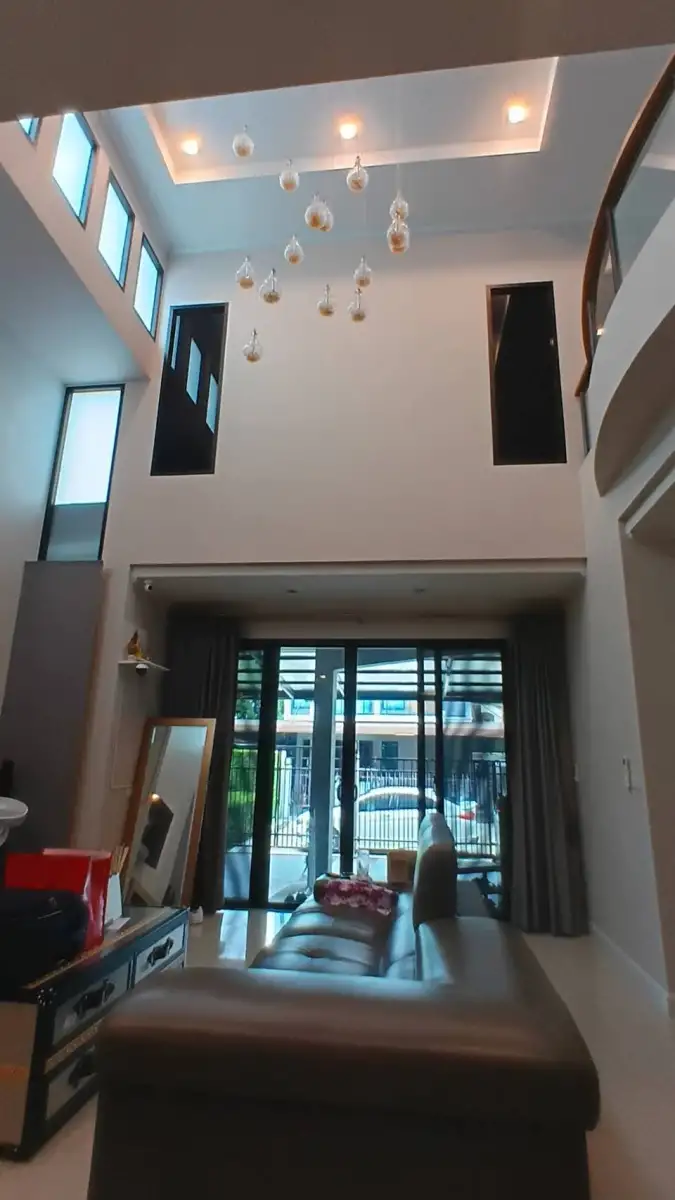 ขายบ้าน พร้อมของแถมชั้นดี เช่น ตู้เย็นยักษ์ เครื่องล้างจาน ทำเลย่าน สวนหลวง ร.9 หมู่บ้าน ศุภาลัย เอสเซ็น สวนหลวง